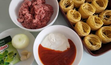 Гнёзда с фаршем в томатно-сметанной заливке за 30 минут: вся семья забыла про доставку еды