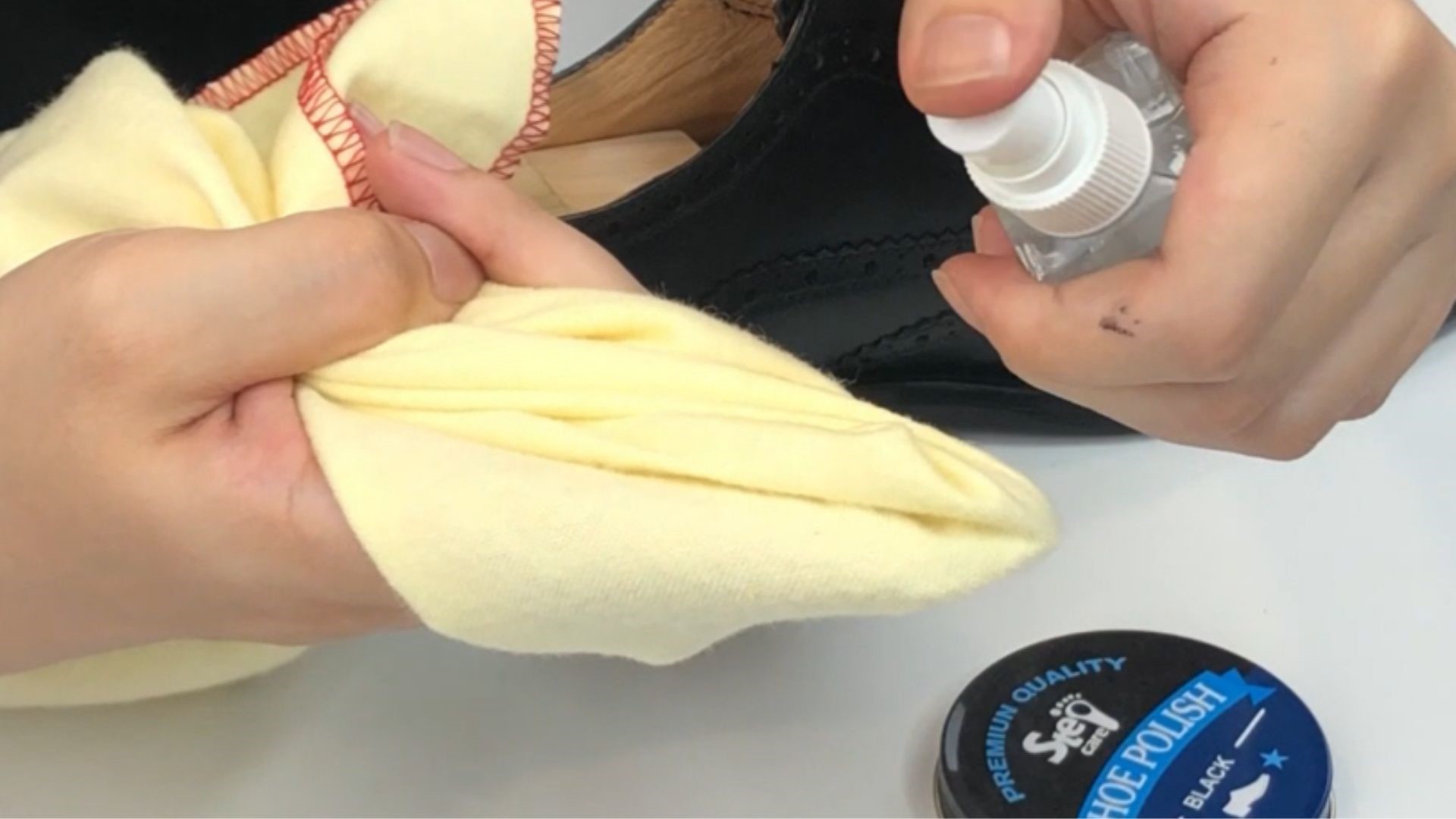 Белые разводы на обуви исчезнут за 5 минут! Средство есть у всех — и стоит копейки