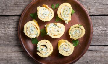 Один раз приготовите — будете делать каждое утро: лёгкий яичный ролл с творогом заменит любую яичницу