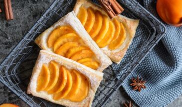 Купили твёрдую хурму? Превратите её в сочные слойки за 30 минут — даже тесто не нужно месить!