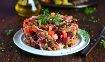 Винегрет перестаёт быть скучным: один простой приём — и он исчезает со стола первым