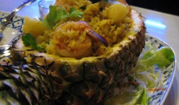 Вот это по-тайски! Жареный рис в ананасе — вкусно до последнего зёрнышка и выглядит потрясающе