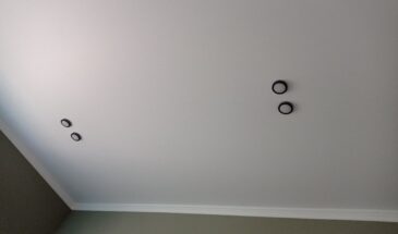 Жёлтые пятна на потолке: как понять причину и убрать разводы без перекраски всей комнаты