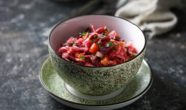 Всего один ингредиент — и винегрет заиграет новыми красками: станете готовить этот салат только так