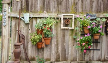 Рачительные огородники сметают бахилы с прилавков: 3 неожиданных хитрости, которые упростят жизнь на участке