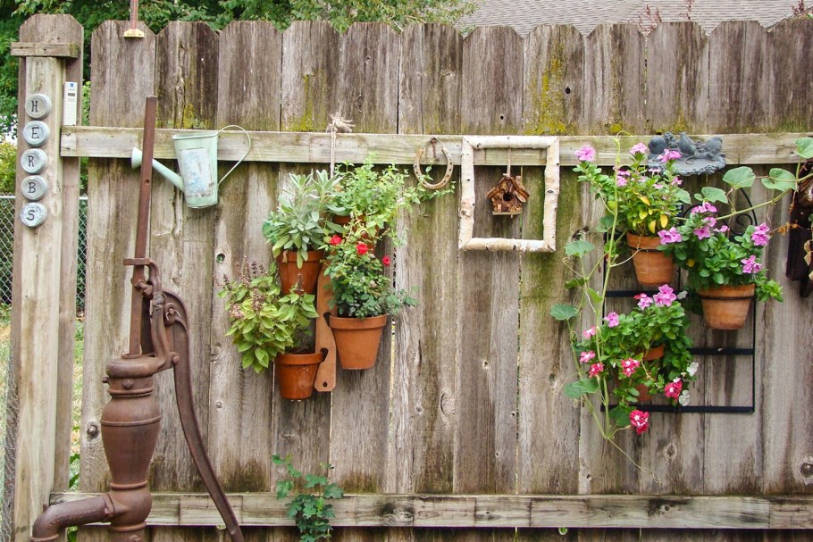 Рачительные огородники сметают бахилы с прилавков: 3 неожиданных хитрости, которые упростят жизнь на участке