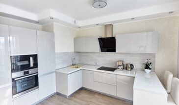 Белая кухня — не приговор, а лайфхак: почему на светлом меньше видно грязи и убирать придётся реже, чем вы думаете