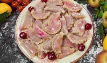 Ленивые вареники с вишнево-брусничным киселем и сметаной — без муки, сахара и яиц