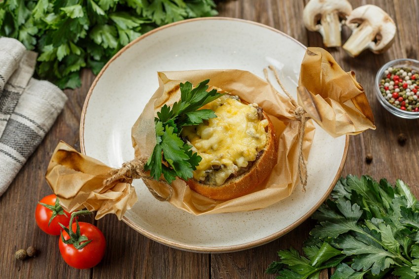 Жюльен, который исчезает со стола за минуту: секрет копчёной курицы, который делает это блюдо в пять раз вкуснее классического