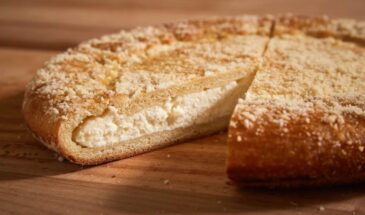 Этот творожный пирог с джемом затмит любую ватрушку — готовится за 10 минут руками