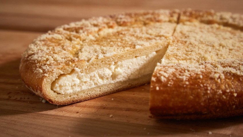 Этот творожный пирог с джемом затмит любую ватрушку — готовится за 10 минут руками