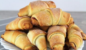 Пачка творога и час времени: к ужину на столе гора рогаликов, от которых невозможно оторваться
