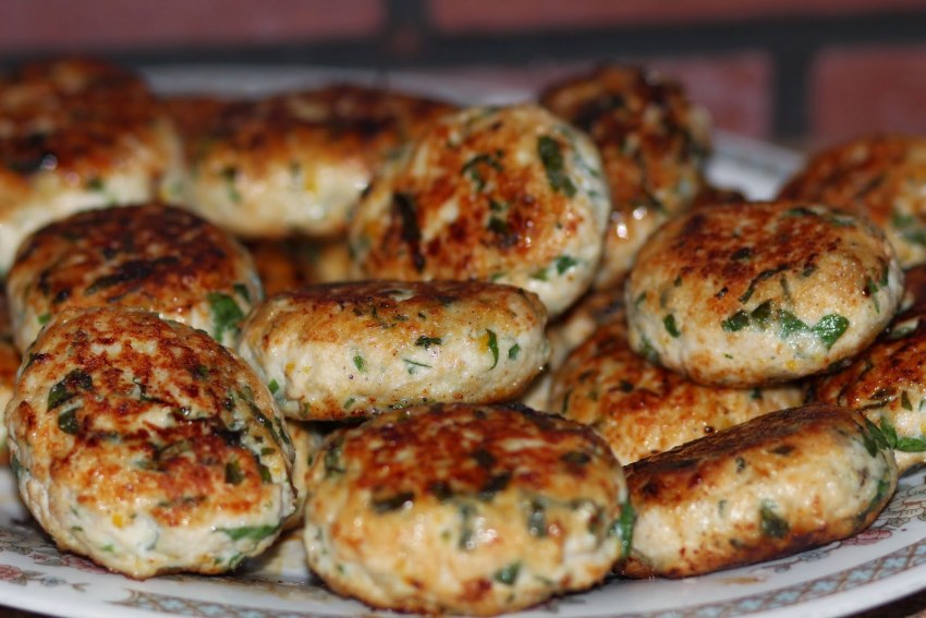 Домашние котлеты по-немецки без жарки: ароматные, сочные и полезные — готовятся в духовке без брызг и хлопот