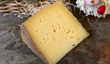 Не выбрасывайте твёрдый сыр! Один стакан из холодильника вернёт ему мягкость за 60 минут