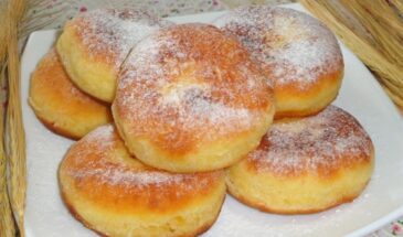 Пустые тарелки за 20 минут: из стакана кефира и манки получится целая гора воздушных пышек