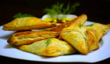 Ленивая самса за 10 минут: хрустящая корочка и сочная начинка — рецепт, который спасёт ужин