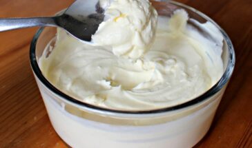 Сметанный крем за 15 минут: как пропитать торт без комочков и излишней сладости