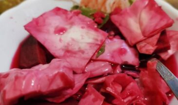 Засолка капусты со свеклой кусками в феврале: почему кочан сейчас хрустит лучше и окрашивается в розовый без лишних усилий