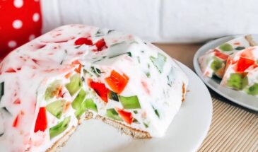 Гости обомлели: этот торт готовится за 15 минут без духовки — разрез будет выглядеть как разбитое стекло