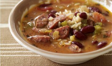 Сварите этот наваристый фасолевый суп с копченостями — согреет за пять минут, накормит всю семью и даст заряд сил на весь день