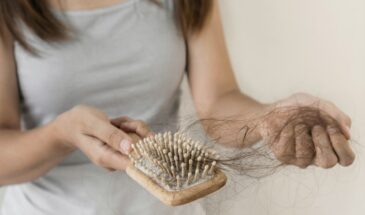 Волосы посыпались через месяц после стресса? Вот почему это происходит — и как всё исправить