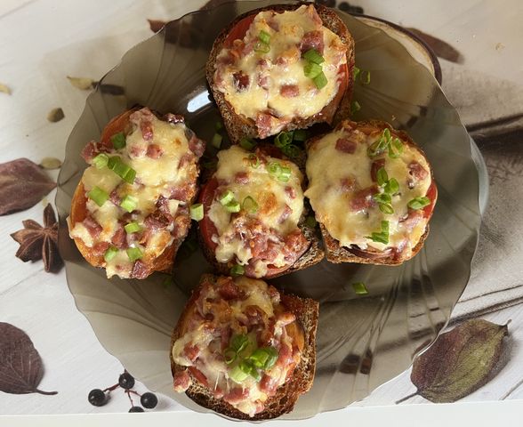Горячие шпроты под сырной корочкой: как превратить простую закуску в праздничное блюдо за 20 минут
