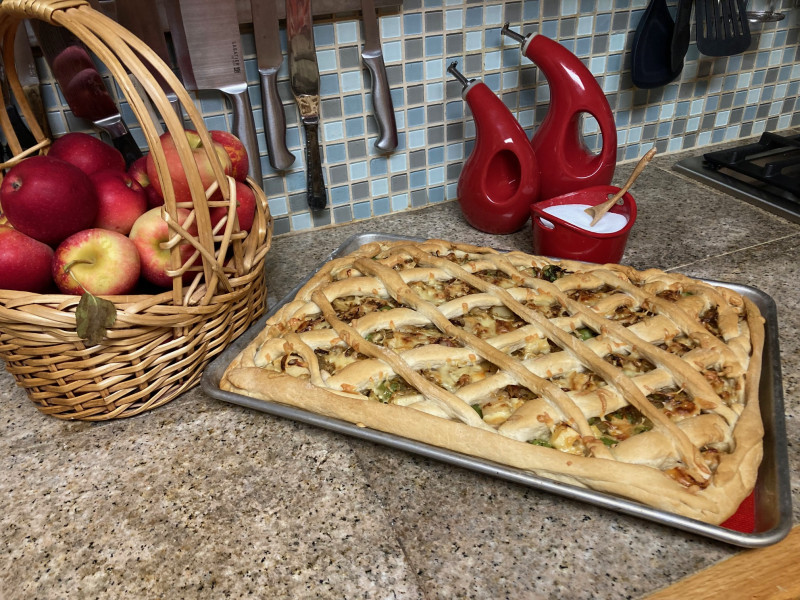 Пирог с квашеной капустой, беконом и виноградом: вкус которого запомнится надолго