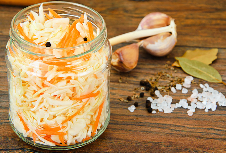 Капусту испортила одна ошибка с солью: как выбрать правильную, чтобы закваска хрустела и не плесневела