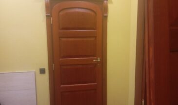 Одна банка краски превратила старые двери в главный акцент квартиры — интерьер заиграл по-новому