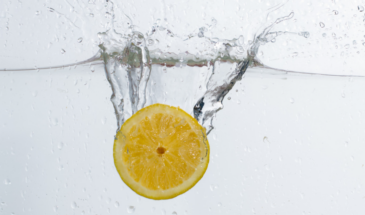 Вода с лимоном натощак: что правда, а что миф, который повторяют все