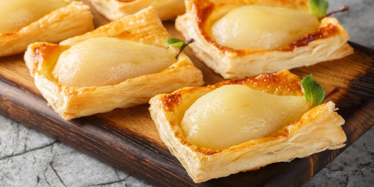 Слойки с грушей и крем-сыром: десерт за 20 минут, от которого гости спросят рецепт