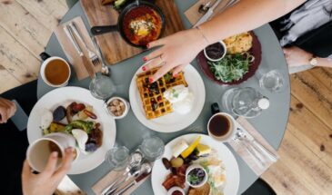 Завтрак — борщ, обед — омлет: гастроэнтеролог развенчала миф о «правильном времени» для еды