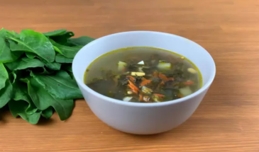 Бабушка варила этот суп каждую весну — и жила до 92 без таблеток. Почему щавелевый суп с яйцом вернули диетологи