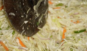 Капуста, которая не киснет: как заквасить хрустящую закуску в феврале с цитрусовым ароматом за два дня