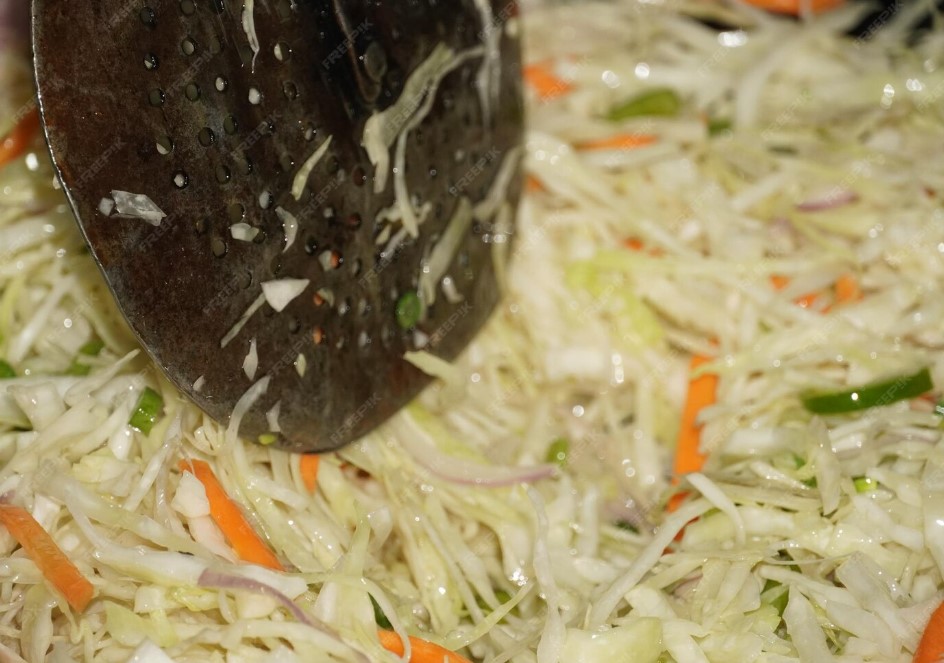 Капуста, которая не киснет: как заквасить хрустящую закуску в феврале с цитрусовым ароматом за два дня