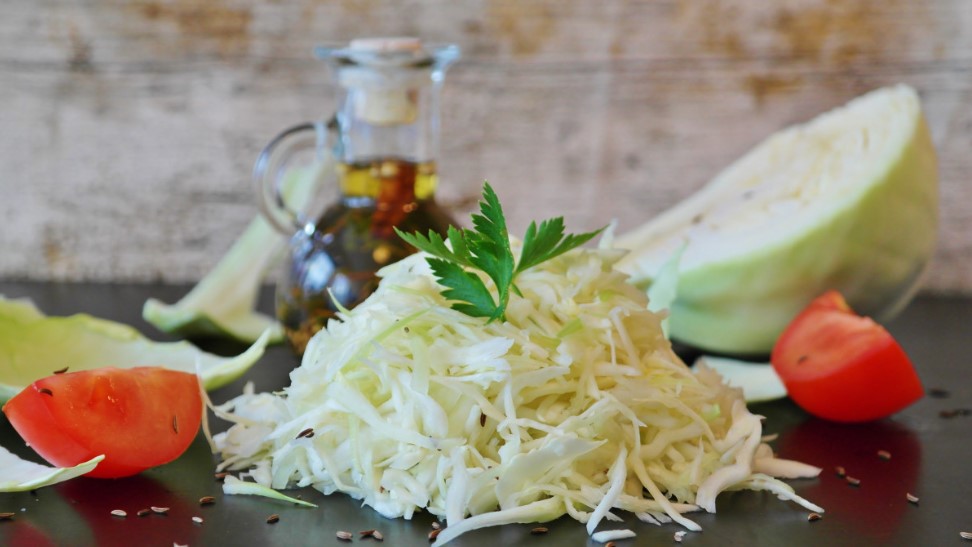 Как на простой кухне приготовить вкусную и ароматную домашнюю кислую капусту в феврале