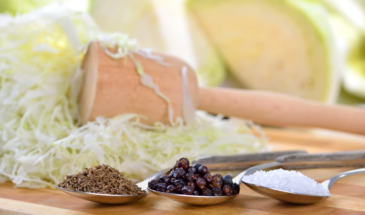 Февральский зауэркраут по-немецки: как заквасить капусту с можжевельником и тмином за 7 дней