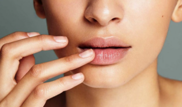 Губы трескаются даже под бальзамом? Не мороз виноват — наносите это средство за 30 минут до выхода на улицу, секрет визажистов