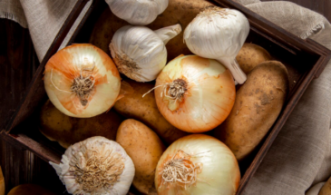 Лук и чеснок плесневеют к февралю? Не вините влажность — сделайте это и сохранятся до мая без единого ростка