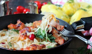 Тушеная квашеная капуста с курицей: быстрый ужин для февральского вечера