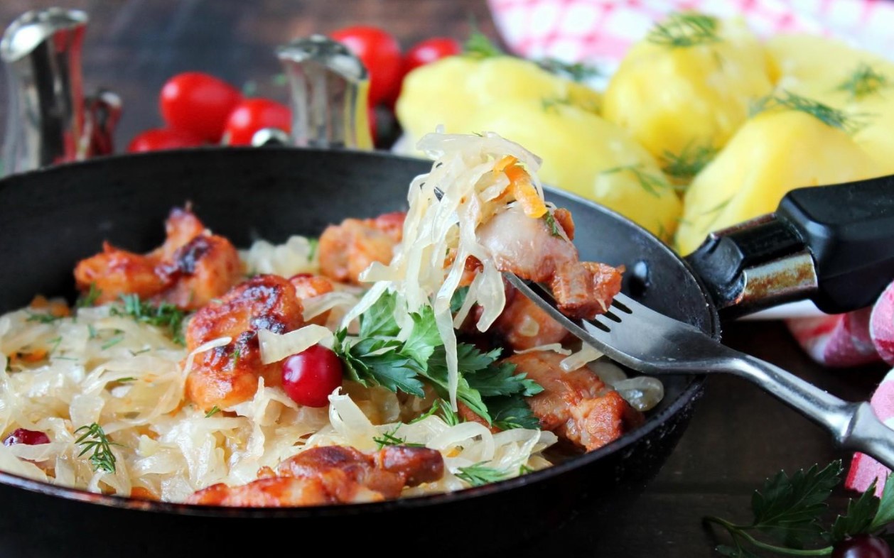 Тушеная квашеная капуста с курицей: быстрый ужин для февральского вечера