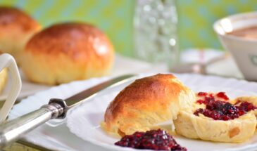 Пышные булочки с вареньем за час: секрет маслянистого теста, которое тает во рту