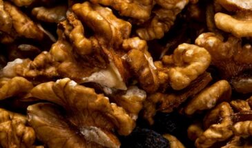 Грецкие орехи в кипятке: лайфхак, который освободит ядра за 10 минут без орехокола и мусора