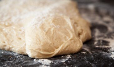 Добавьте 200 мл горячей воды в муку — и забудьте про рвущееся тесто навсегда
