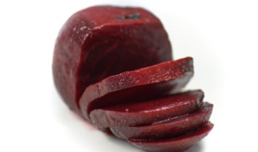 Щедрая щепотка в кипяток — и свёкла готова за 20 минут: нежная, сладкая и без часового ожидания у плиты