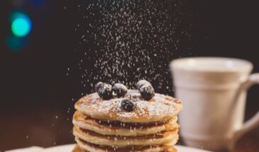 Оладьи с восточным соусом за 15 минут: дети доедают до крошки и просят добавки