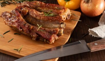 Рёбра, от которых мужчина забудет про гриль: сочная магия за час и пять минут у плиты