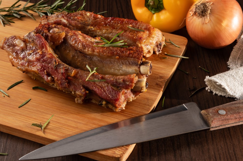 Рёбра, от которых мужчина забудет про гриль: сочная магия за час и пять минут у плиты