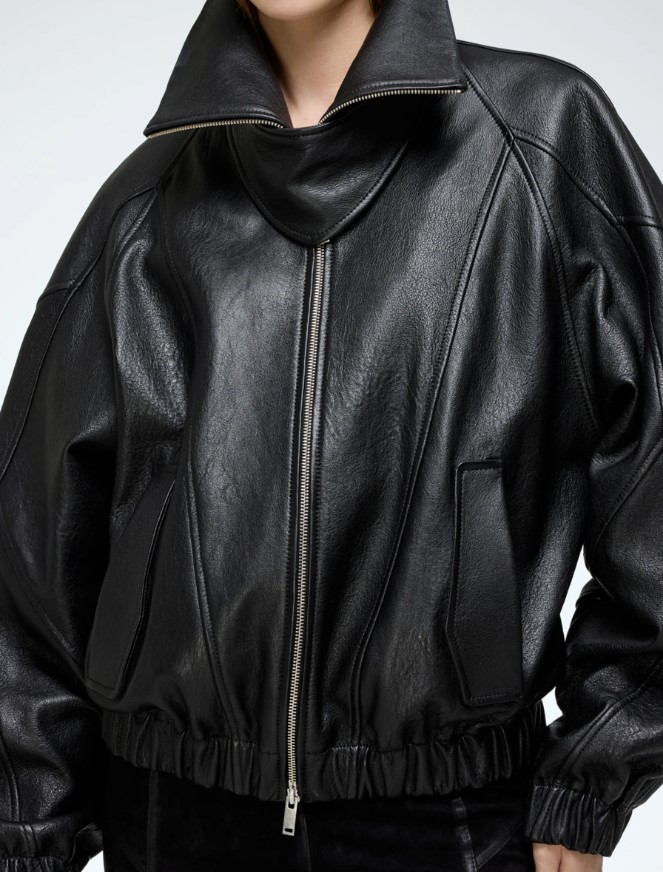 Кожаная куртка после стирки стала как новая: 3 ошибки, которые превратят её в тряпку — и как этого избежать