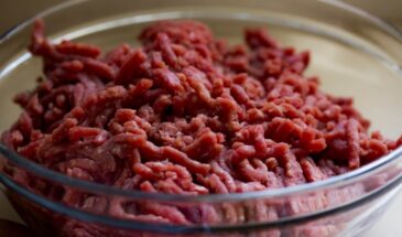 Что капнуть в фарш для аромата: одна капля превратит котлеты в шедевр, и этот ингредиент есть на каждой кухне